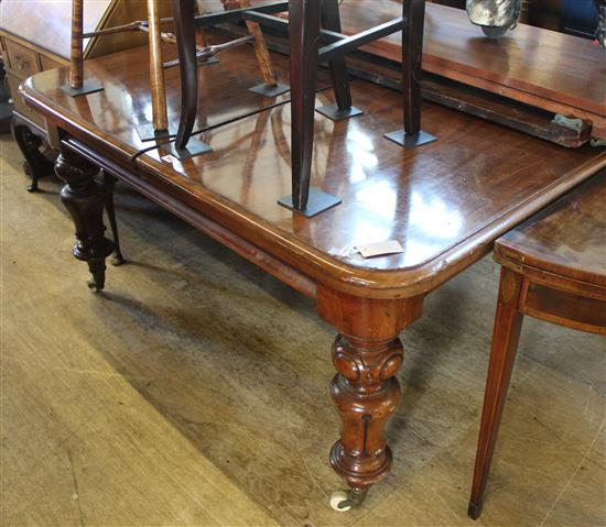 A Victorian mahogany extending dining table, W.4ft 6in.